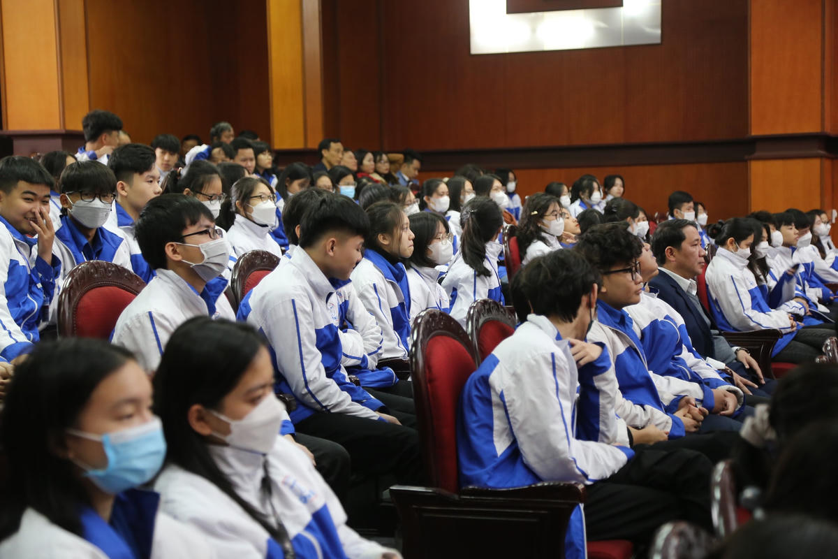 Đông đảo học sinh các trường THPT trên địa bàn huyện Quảng Xương đến tham dự và chăm chú theo dõi các chương trình tại Hội báo Xuân.