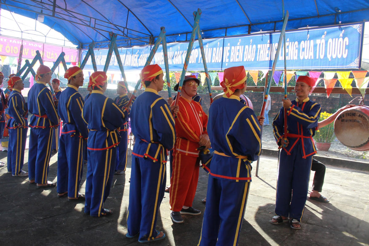 Đội thuyền hát bả trạo thực hiện nghi lễ tại Lăng vạn Hải Ninh. 