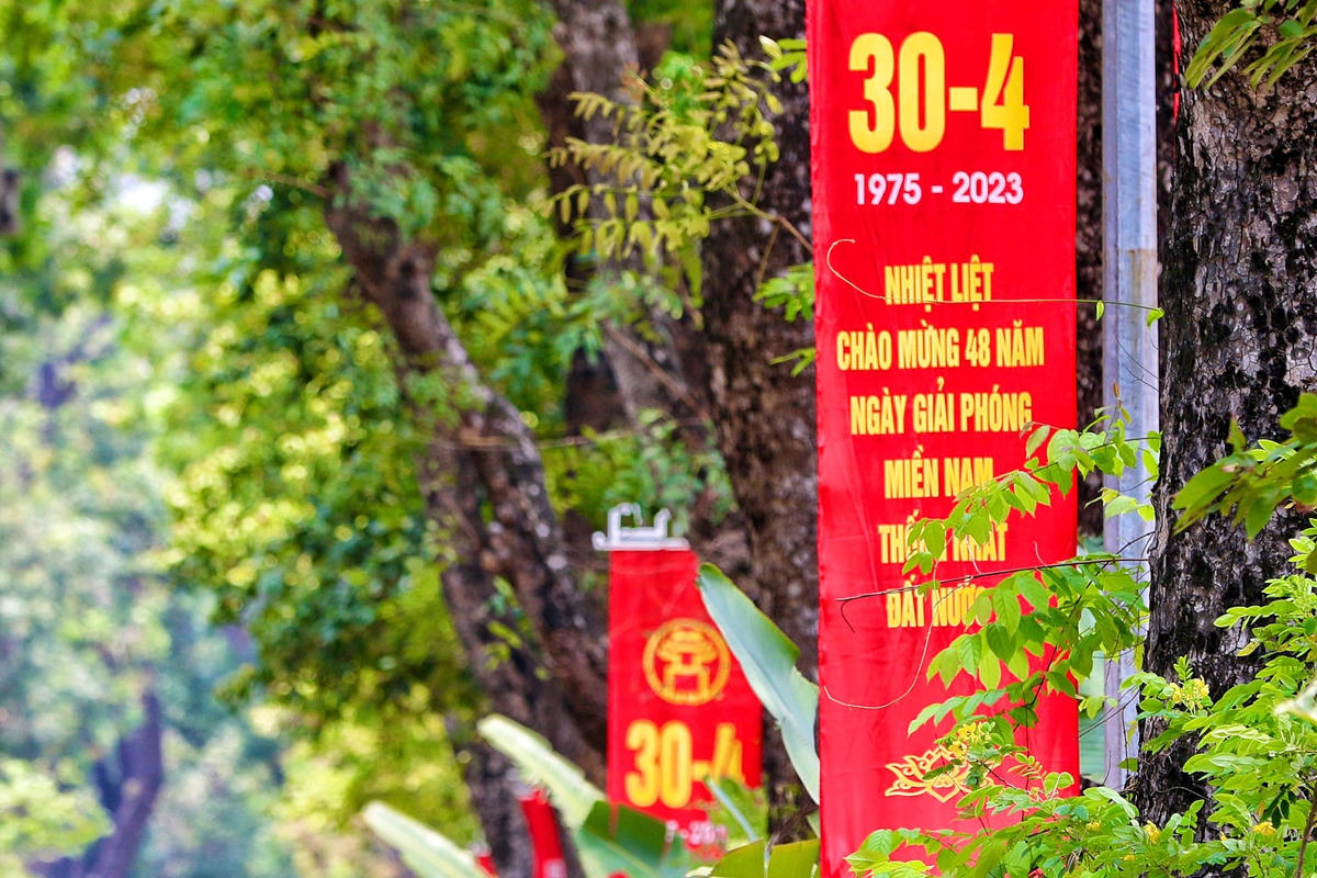 Hà Nội: Trang hoàng rực rỡ chào mừng ngày lễ 30-4 và 1-5