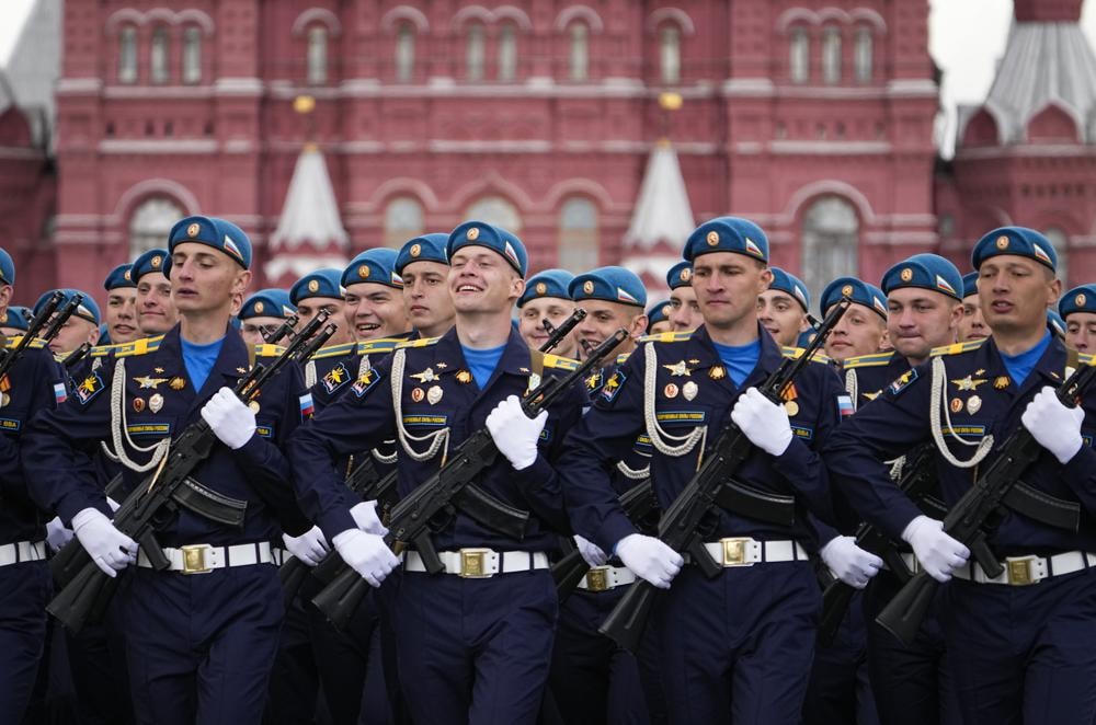 Các quân nhân Nga diễu hành trong cuộc diễu binh kỷ niệm Ngày Chiến thắng ở Moscow, Nga. Ảnh: AP.