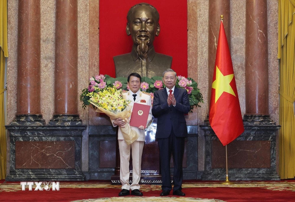 Tổng Bí thư, Chủ tịch nước Tô Lâm trao quyết định thăng quân hàm Đại tướng đối với Thượng tướng Lương Tam Quang, Ủy viên Bộ Chính trị, Bí thư Đảng ủy Công an Trung ương, Bộ trưởng Bộ Công an. (Ảnh: Lâm Khánh/TTXVN) TTXVN_2010 Tong bi thu quan ham 2.jpg
