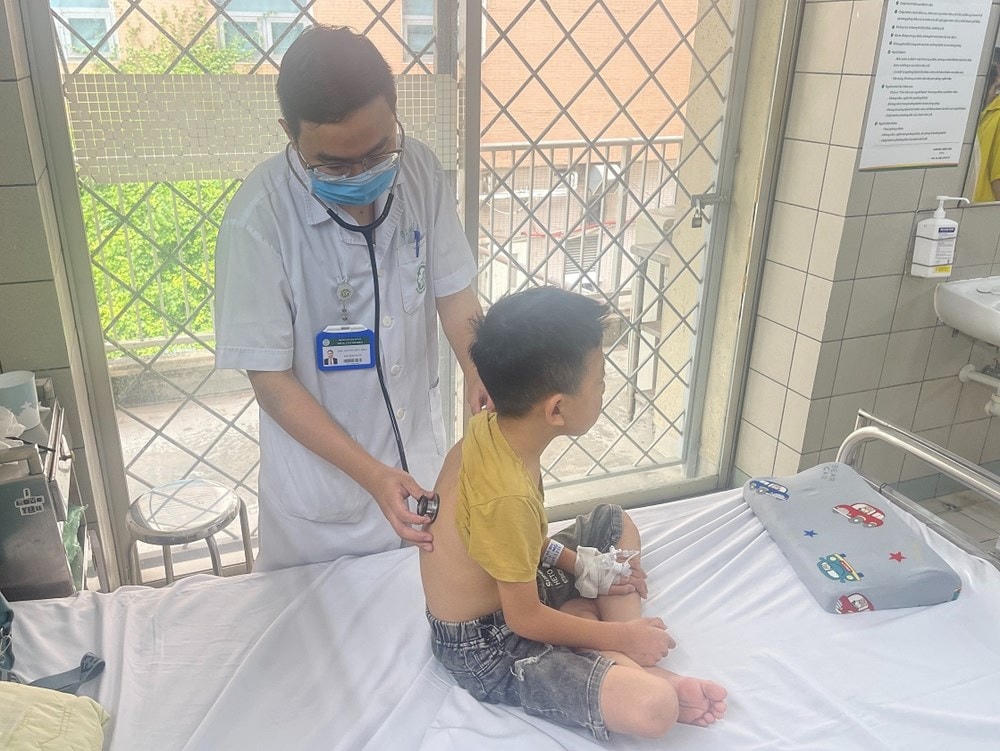 Bác sĩ Hiếu thăm khám cho bệnh nhi tại Trung tâm Nhi khoa. (Ảnh: PV/Vietnam+).