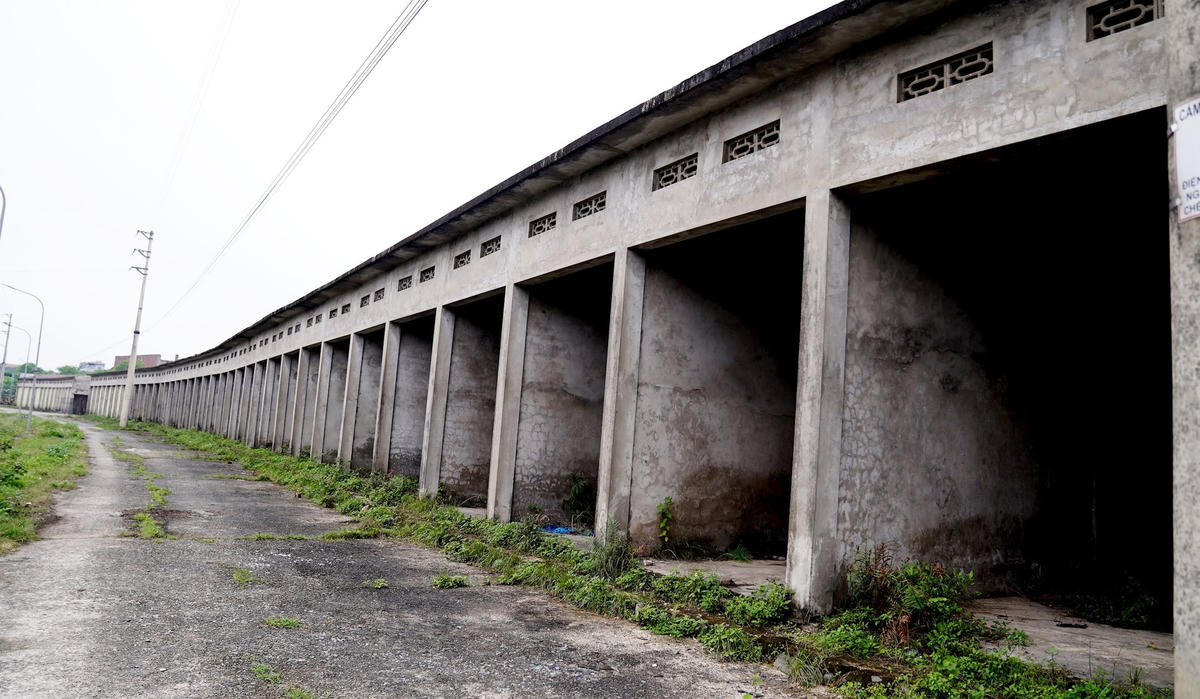 Nhiều hạng mục tại khu chợ như dãy ki-ốt bán hàng vẫn chưa được hoàn thiện. Ảnh: Cẩm Kỳ