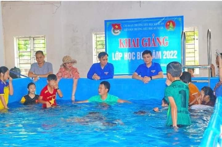 Anh Hùng trực tiếp chỉ đạo xây dựng bể bơi và tập bơi cho học sinh tiểu học.