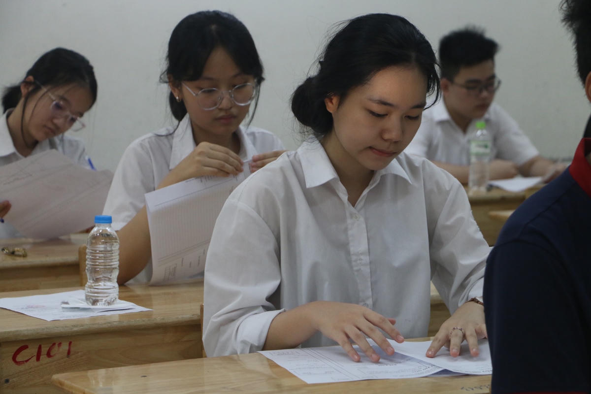 Thí sinh dự thi vào lớp 10 tại Hà Nội. Ảnh: Nguyễn Hoài.