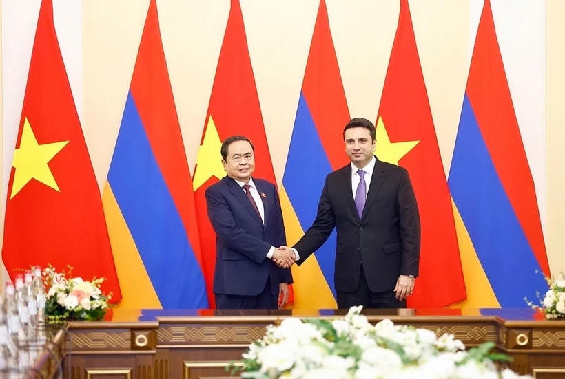 Chủ tịch Quốc hội Trần Thanh Mẫn và Chủ tịch Quốc hội Armenia Alen Simonyan chụp ảnh chung. (Ảnh: Doãn Tấn/TTXVN)