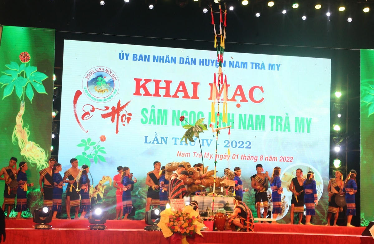 Lễ cúng thần sâm trước khi khai hội.