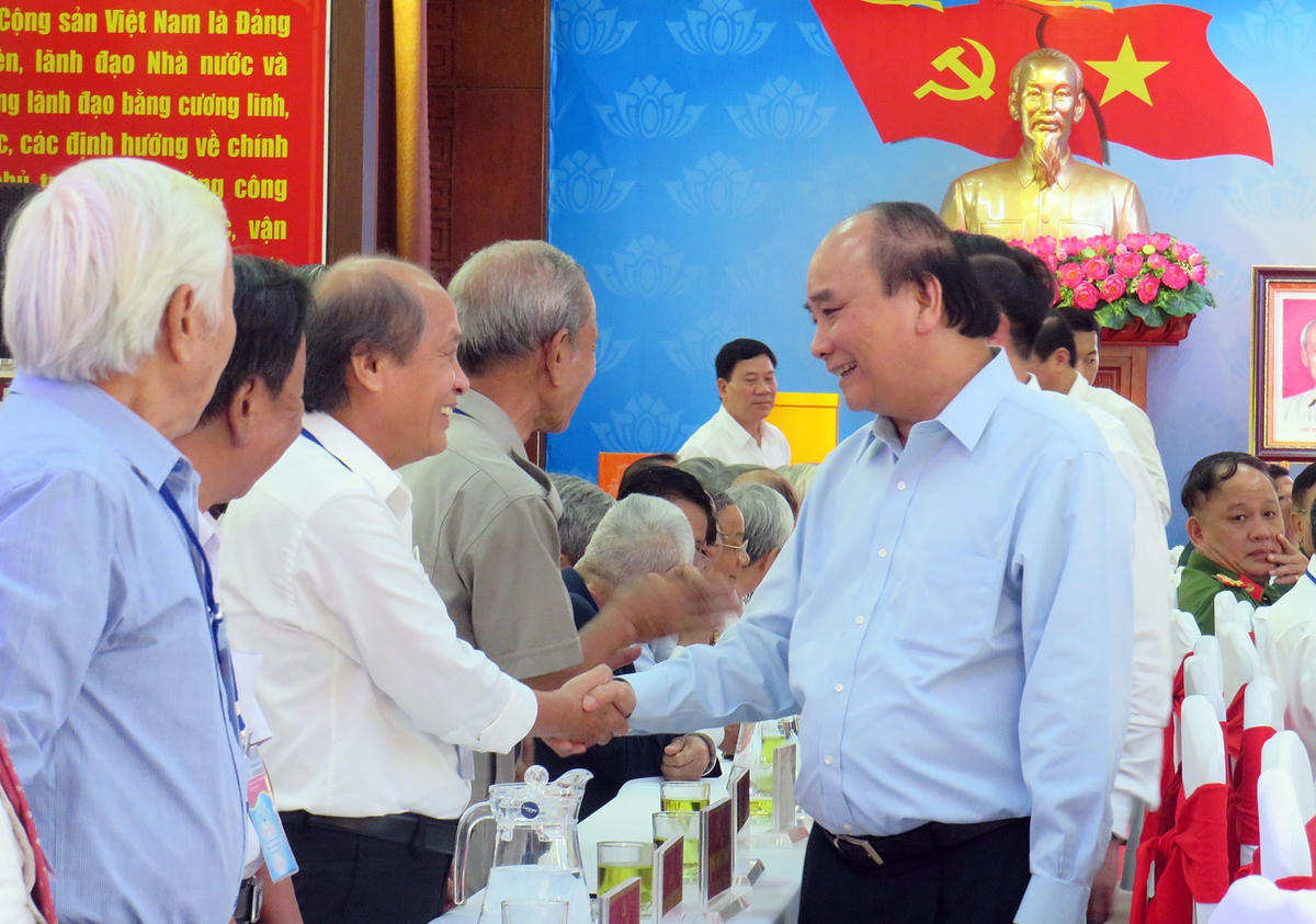 Chủ tịch nước Nguyễn Xuân Phúc bắt tay các đại biểu.