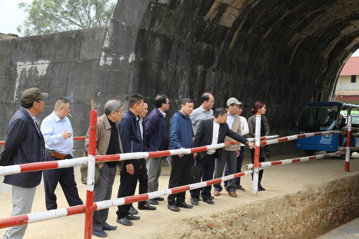 Cuộc khai quật đã xuất lộ rõ dấu tích con đường Hoàng gia trong nội thành với những dấu tích kè đá xanh và lát đá phiến...