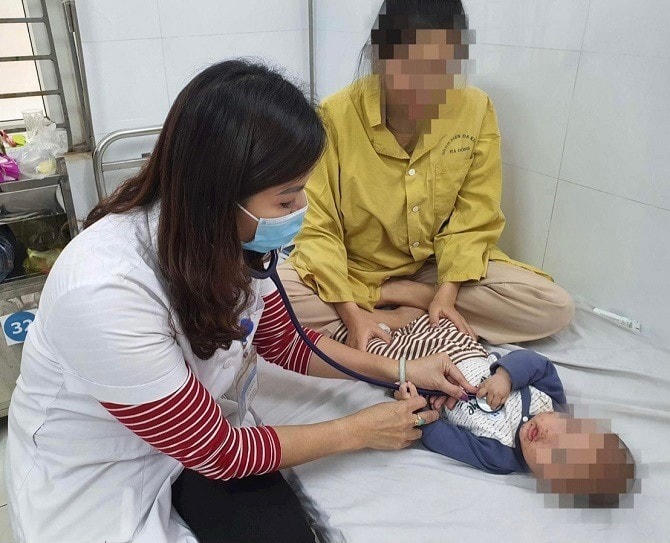 Bác sĩ thăm khám cho bệnh nhân mắc bệnh thủy đậu. Ảnh: VGP/Thiện Tâm.  