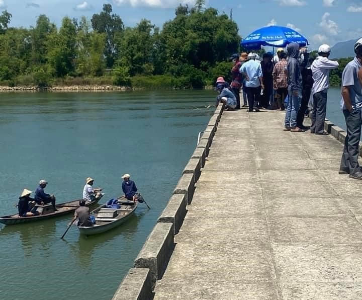 Nơi phát hiện thi thể thanh niên ở cầu Máng. (Ảnh CTV).