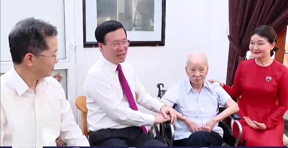 Chủ tịch nước Võ Văn Thưởng thăm hỏi, chúc sức khỏe Nhà giáo Nhân dân Nguyễn Trọng Hoàng.