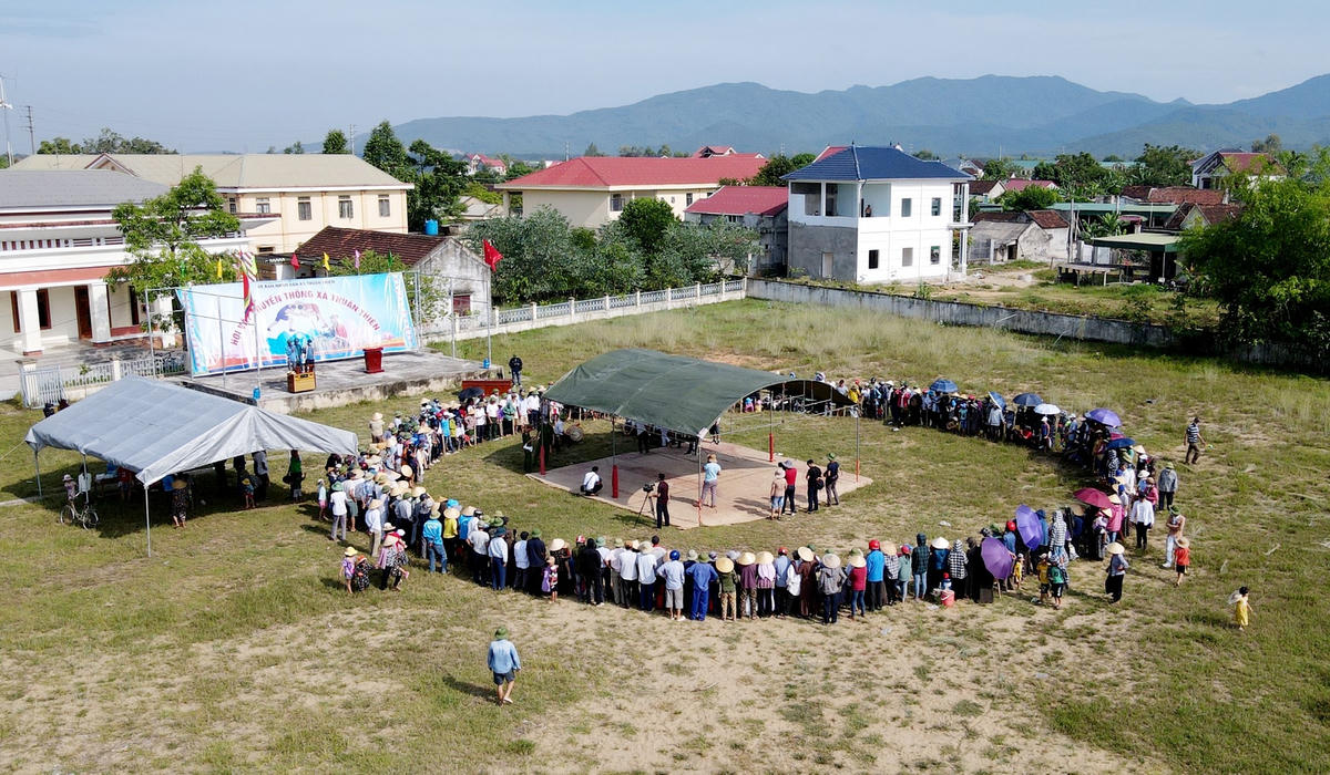 Ngay từ sáng sớm, đã có rất đông người dân địa phương cũng như thanh niên đến từ các xã lân cận có mặt để tham gia và cổ vũ cho lễ hội.  