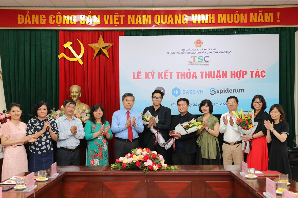 Các đại biểu tại lễ ký kết.