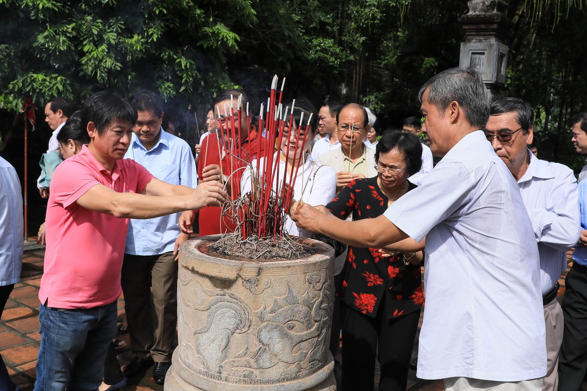 Đại biểu dâng hương tại Đền thờ Vua Lê Đại Hành. Ảnh: Quang Vinh.