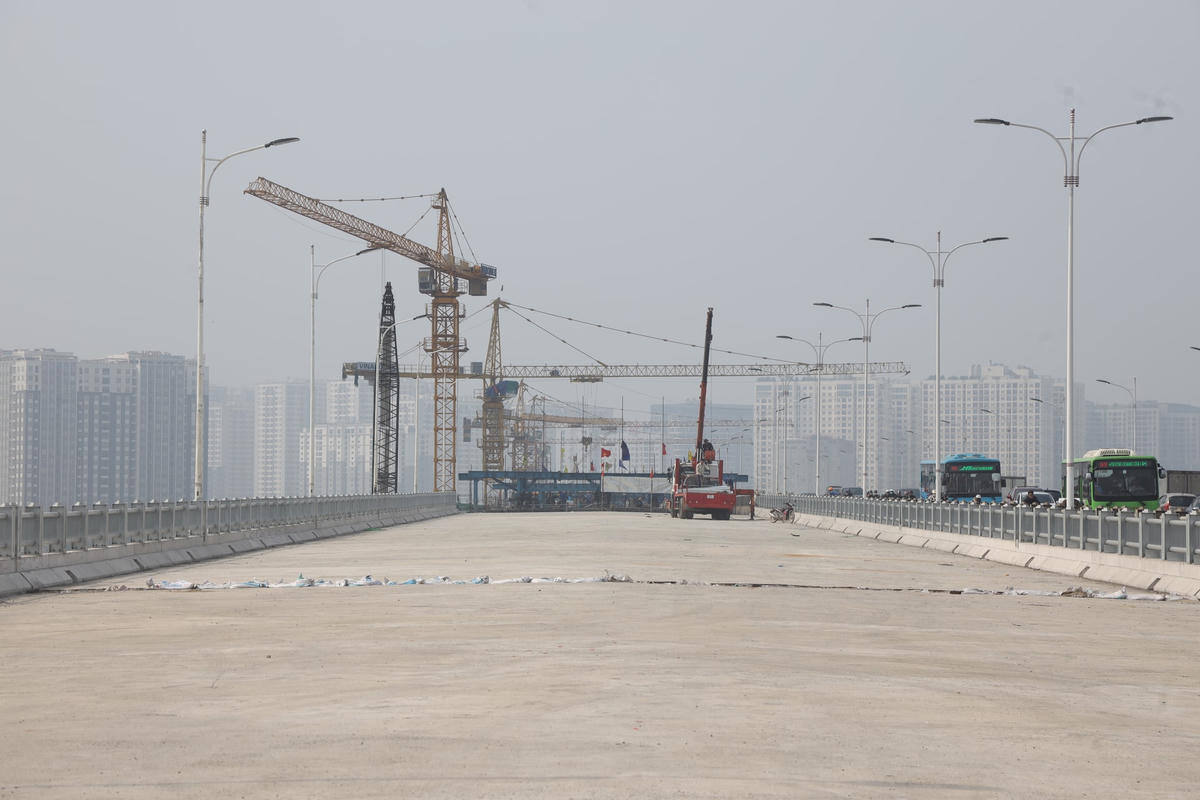 Cầu dài 3,5 km, rộng 19,25 m, với bốn làn xe (hai làn xe cơ giới, một làn xe buýt, một làn tổng hợp và dải đi bộ). 