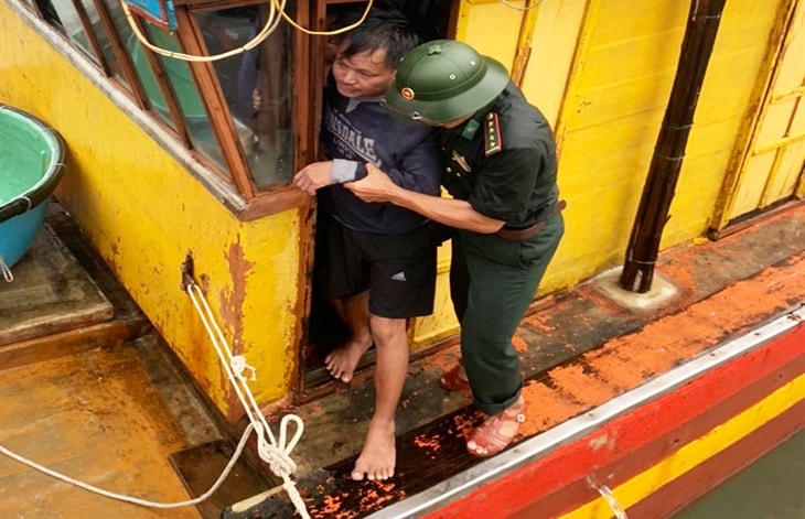 Cán bộ Trạm kiểm soát Biên phòng Roòn tiếp nhận, đưa các thuyền viên gặp nạn lên bờ.