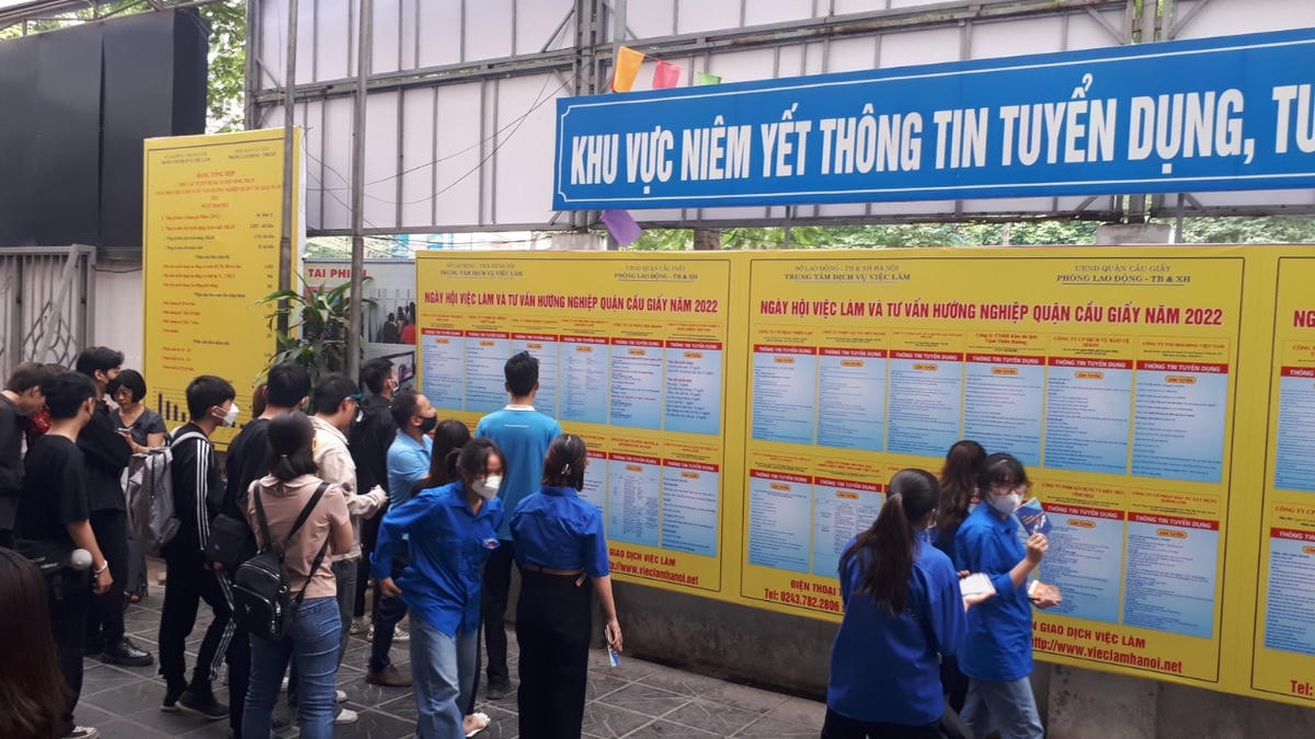 Người lao động tìm việc tại Sàn giao dịch việc làm Hà Nội.