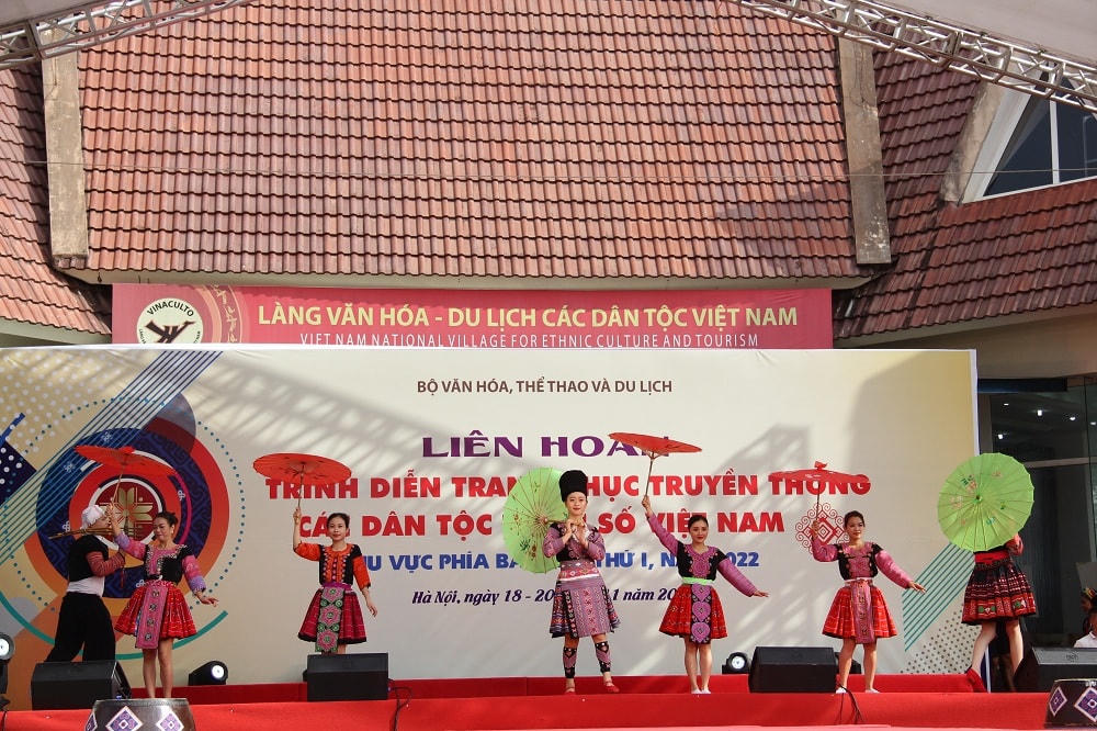 Liên hoan trình diễn trang phục truyền thống các dân tộc thiểu số Việt Nam
