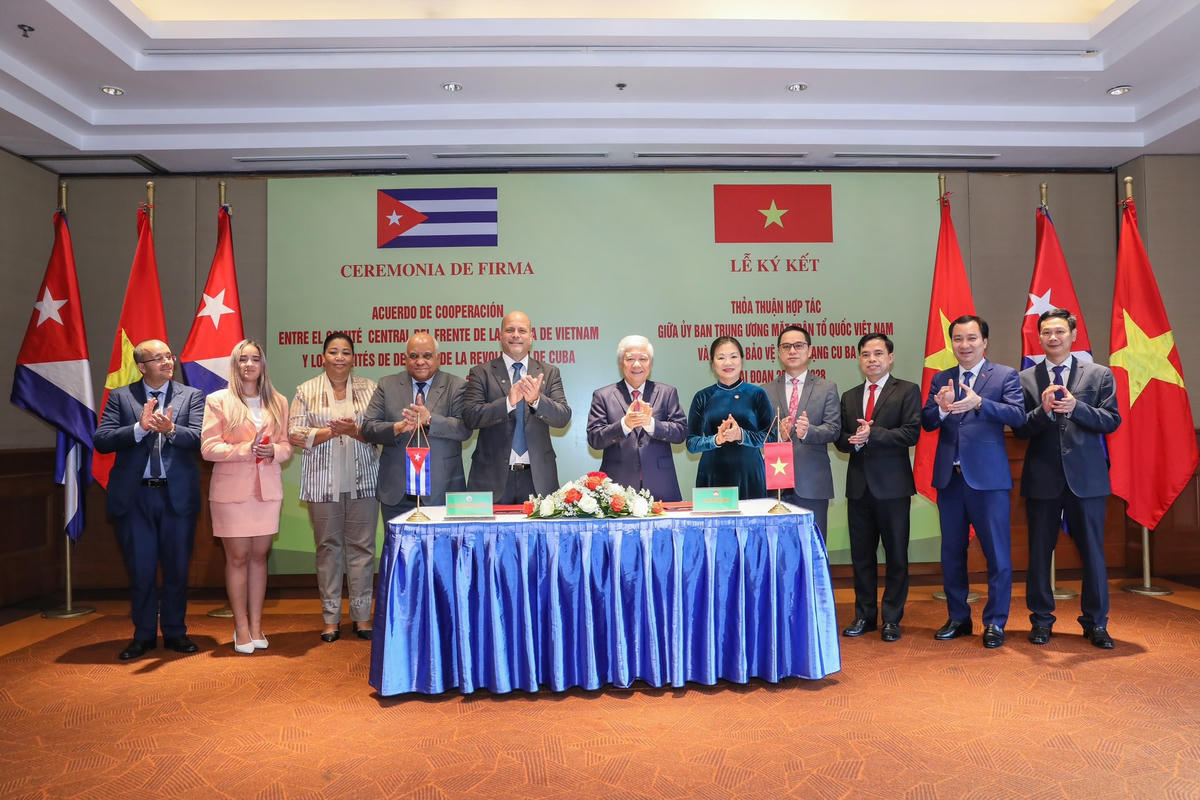 Chủ tịch UBTƯ MTTQ Việt Nam Đỗ Văn Chiến và Chủ tịch Ủy ban Bảo vệ Cách mạng Cuba Gerardo Hernandez Nordelo chụp ảnh lưu niệm với các đại biểu tại Lễ ký kết.
