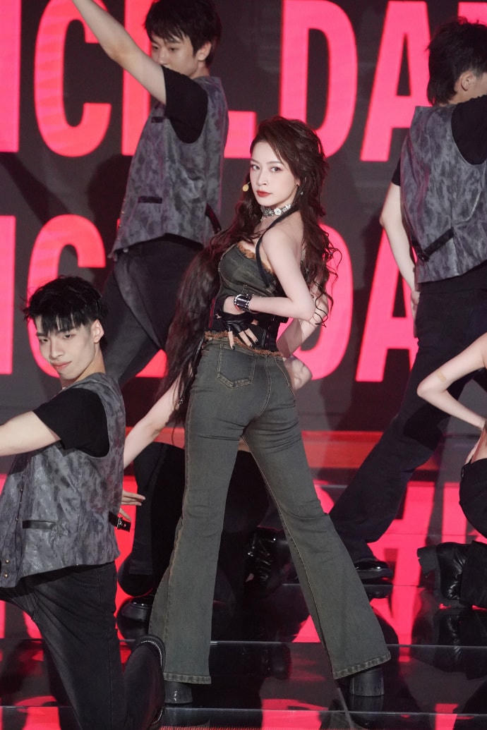 Tạo hình quyến rũ của Chi Pu. 