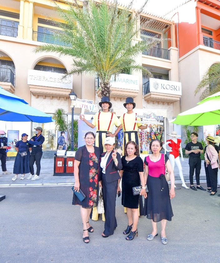 Dãy shophouse, gian hàng với nhiều thương hiệu nổi tiếng đón nhiều lượt khách trong ngày.