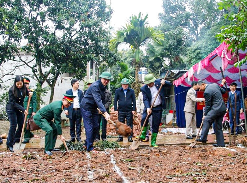 Ông Phùng Khánh Tài, Phó Bí thư Thường trực Tỉnh ủy Phú Thọ, và các cán bộ, đảng viên khởi công xây dựng, xóa nhà tạm ở xã Phong Thịnh, huyện Cẩm Khê tháng 2/2025. 