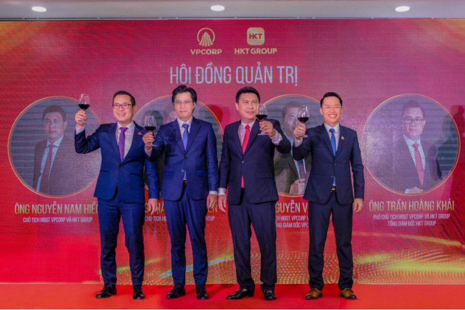 4 cổ đông đồng sáng lập ra mắt các vị khách quý.