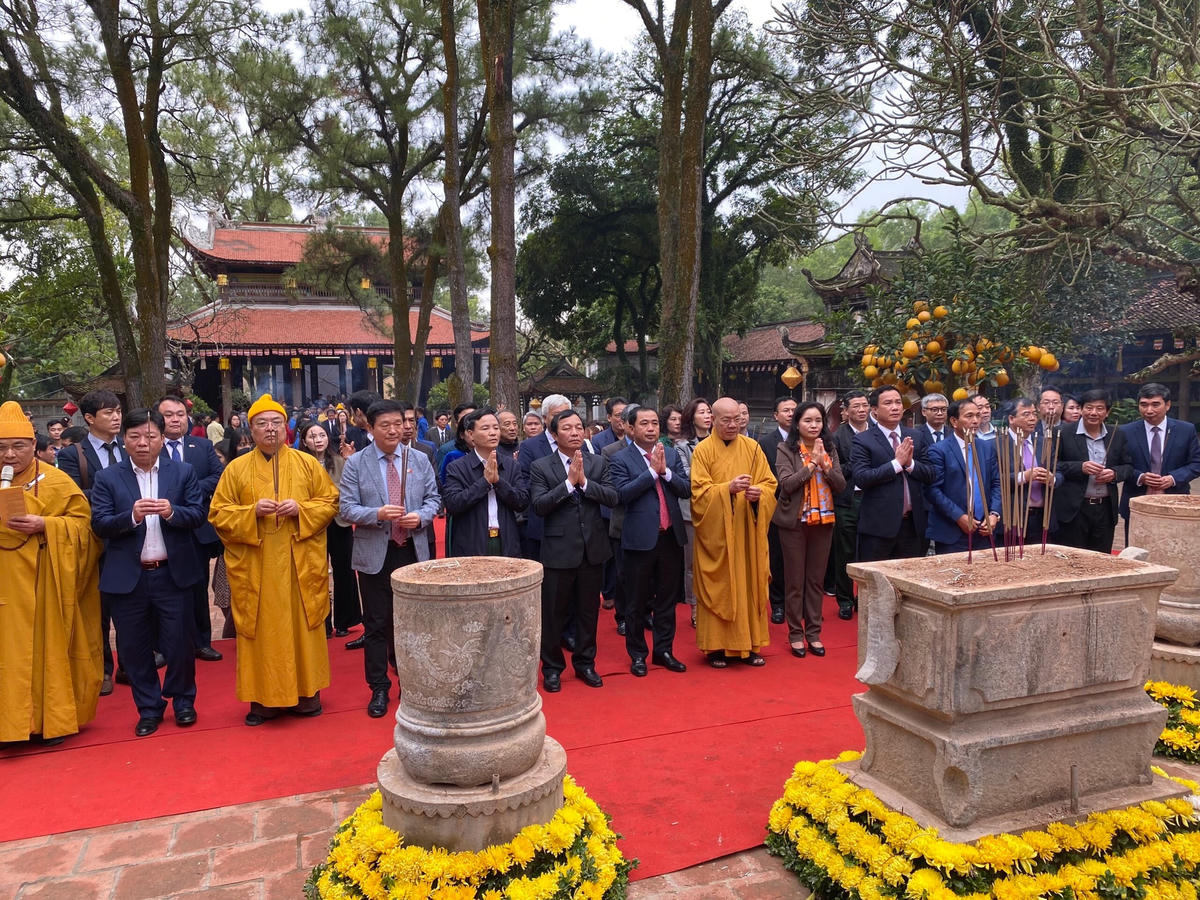 Các đại biểu dâng hương tại Khu Di tích Côn Sơn - Kiếp Bạc.