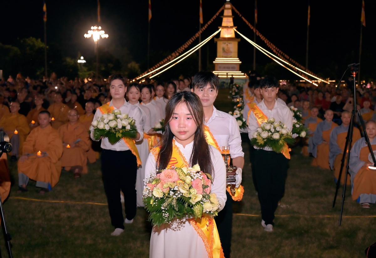 Hàng trăm tăng, ni sinh tham gia đại lễ Vu lan báo hiếu