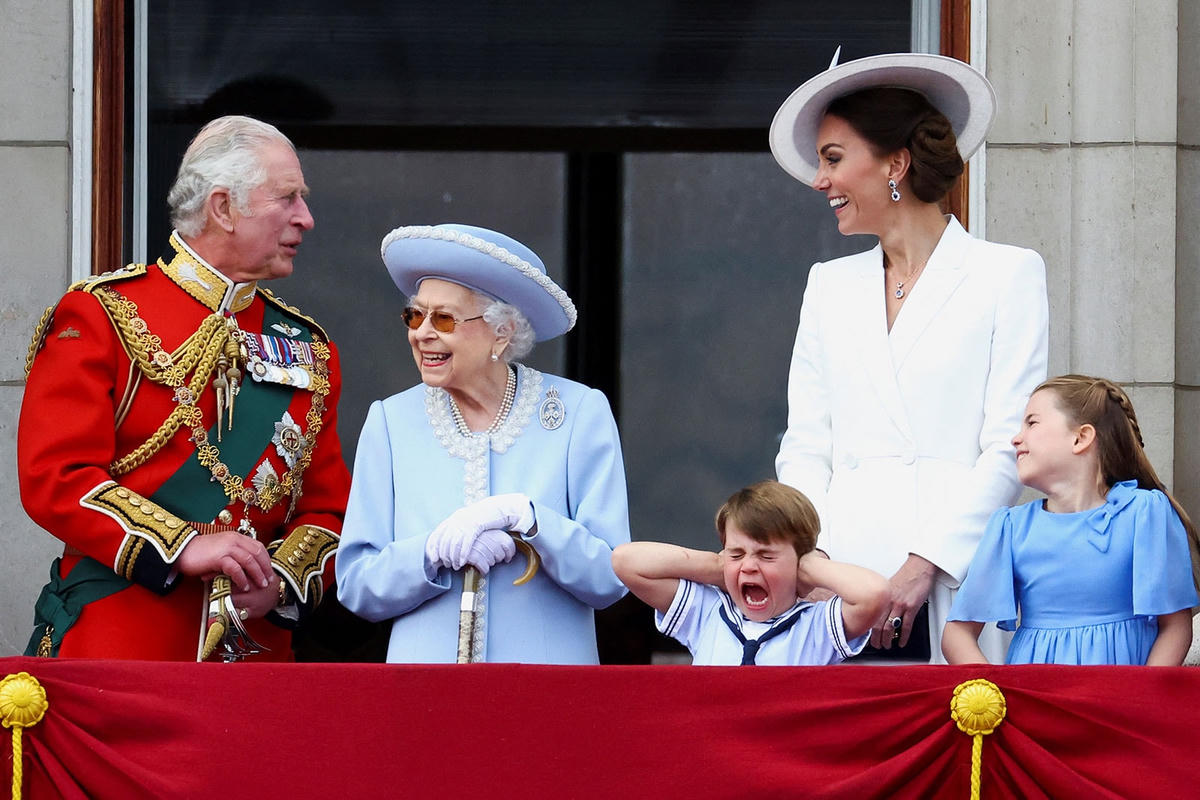 Nhân vật chính của đại lễ - Nữ hoàng Elizabeth II - cuối cùng cũng xuất hiện trước sự hò reo của người dân. Ảnh: Reuters.