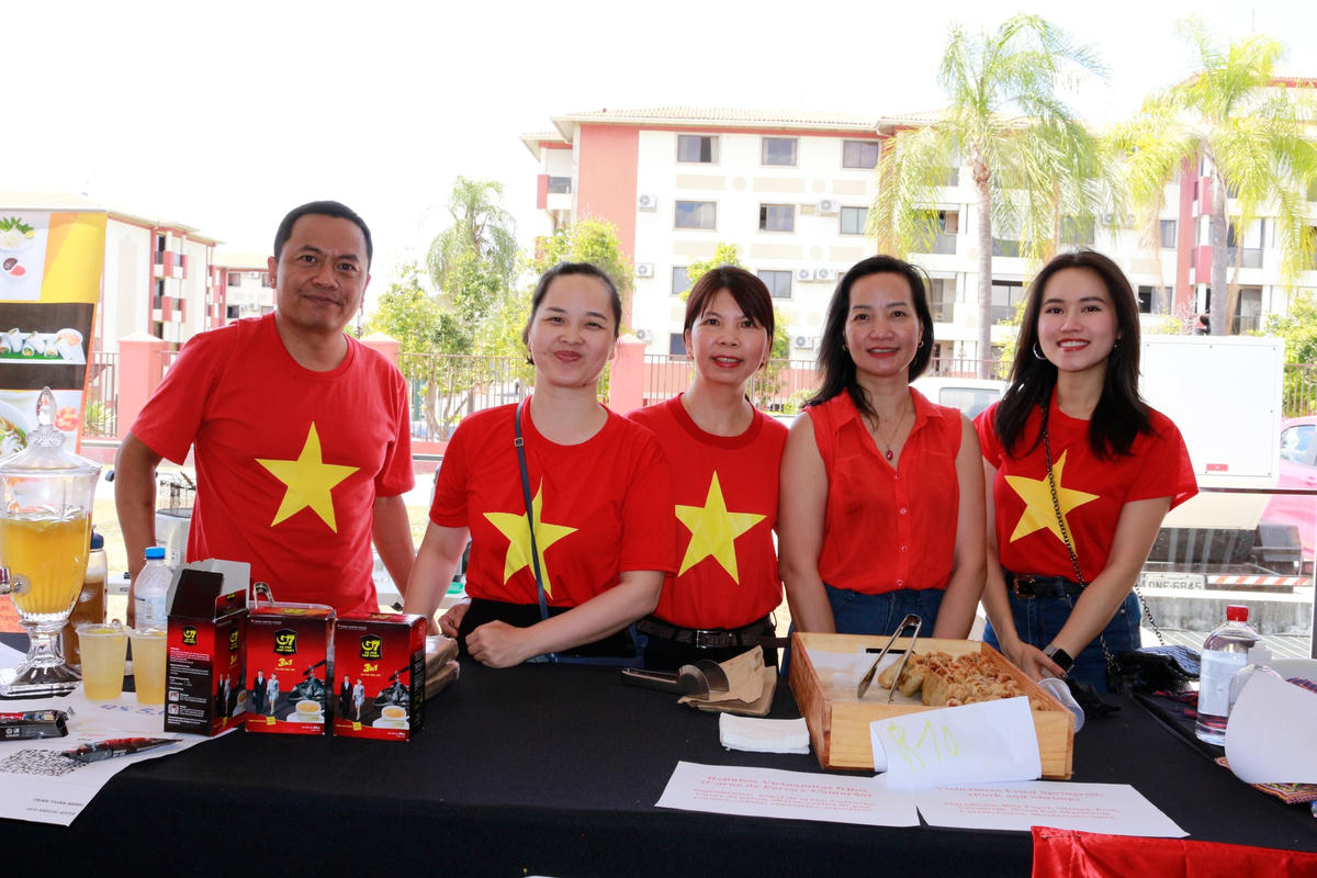 Đại sứ Việt Nam tại Brazil Phạm Thị Kim Hoa (giữa) cùng cán bộ ĐSQ tại gian hàng của Việt Nam