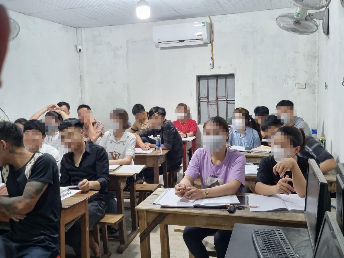 Hai lớp học với trên dưới 30 học viên của "trung tâm" đang học bên trong dãy phòng trọ.