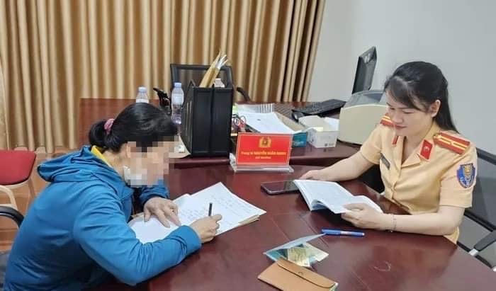 Phòng CSGT Công an tỉnh Hà Tĩnh xử phạt chị N.T.V. vì đã dùng băng dính đen thay đổi biển số xe ô tô.