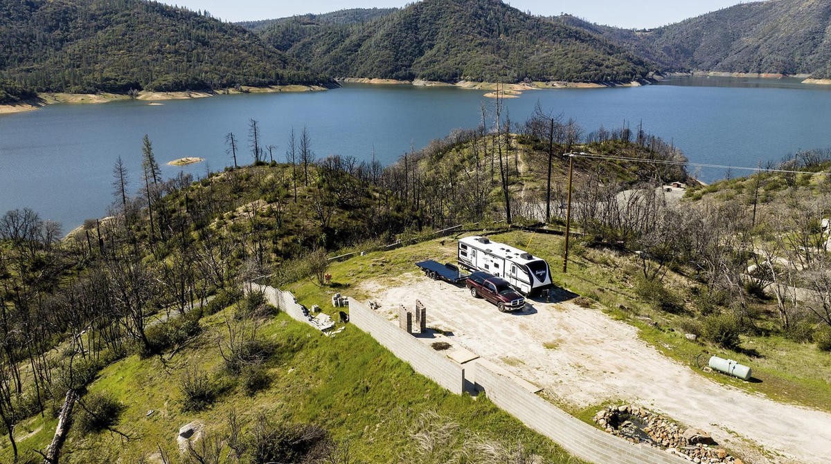 Khung cảnh phía trên Hồ Oroville vào ngày 23/5/2021 và ngày 6/3/2023.
