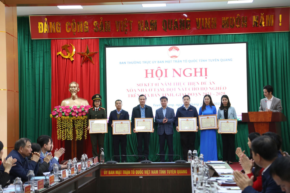 Chủ tịch Uỷ ban MTTQ tỉnh Tuyên Quang Nguyễn Hưng Vượng trao Bằng khen của Chủ tịch UBND tỉnh cho các cá nhân có thành tích trong thực hiện Đề án xoá nhà ở tạm, dột nát cho hộ nghèo trên địa bàn tỉnh.