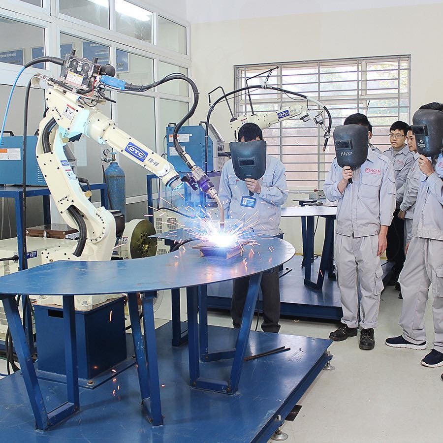 Dạy nghề thực hành tại Trường Cao đẳng Cơ điện Hà Nội.