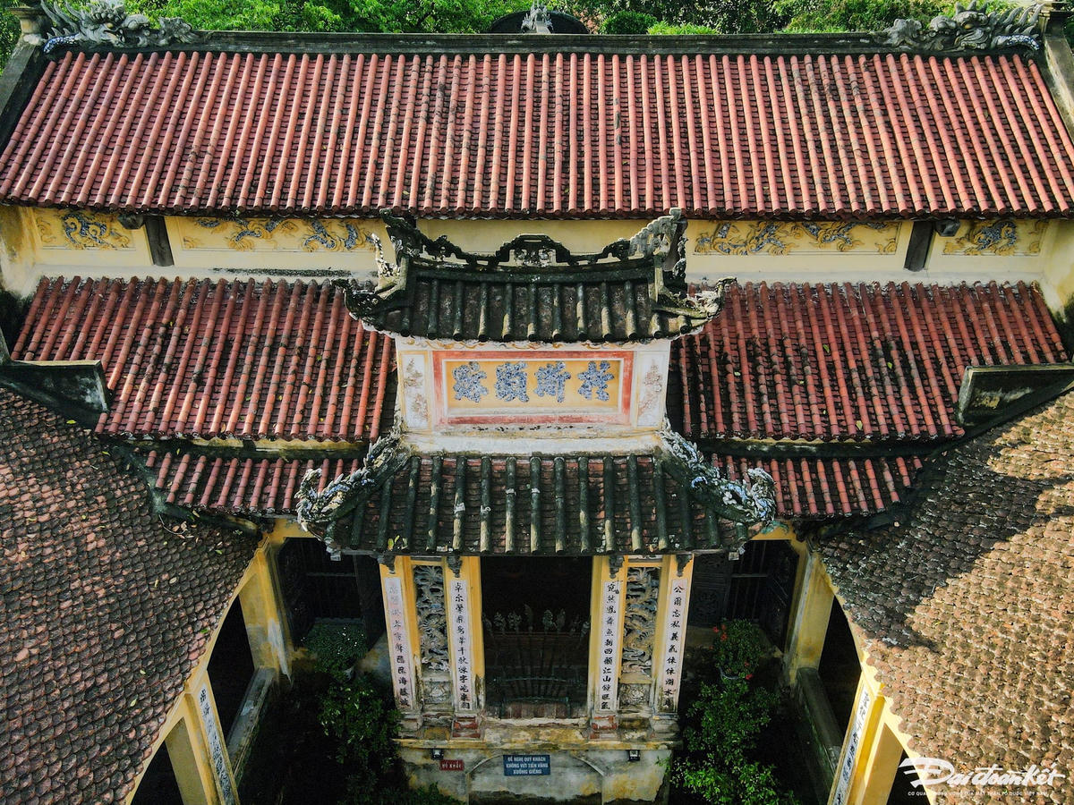 Tầng trên là gác chuông tám mái treo một quả chuông lớn dùng để truyền tín hiệu ra xung quanh.