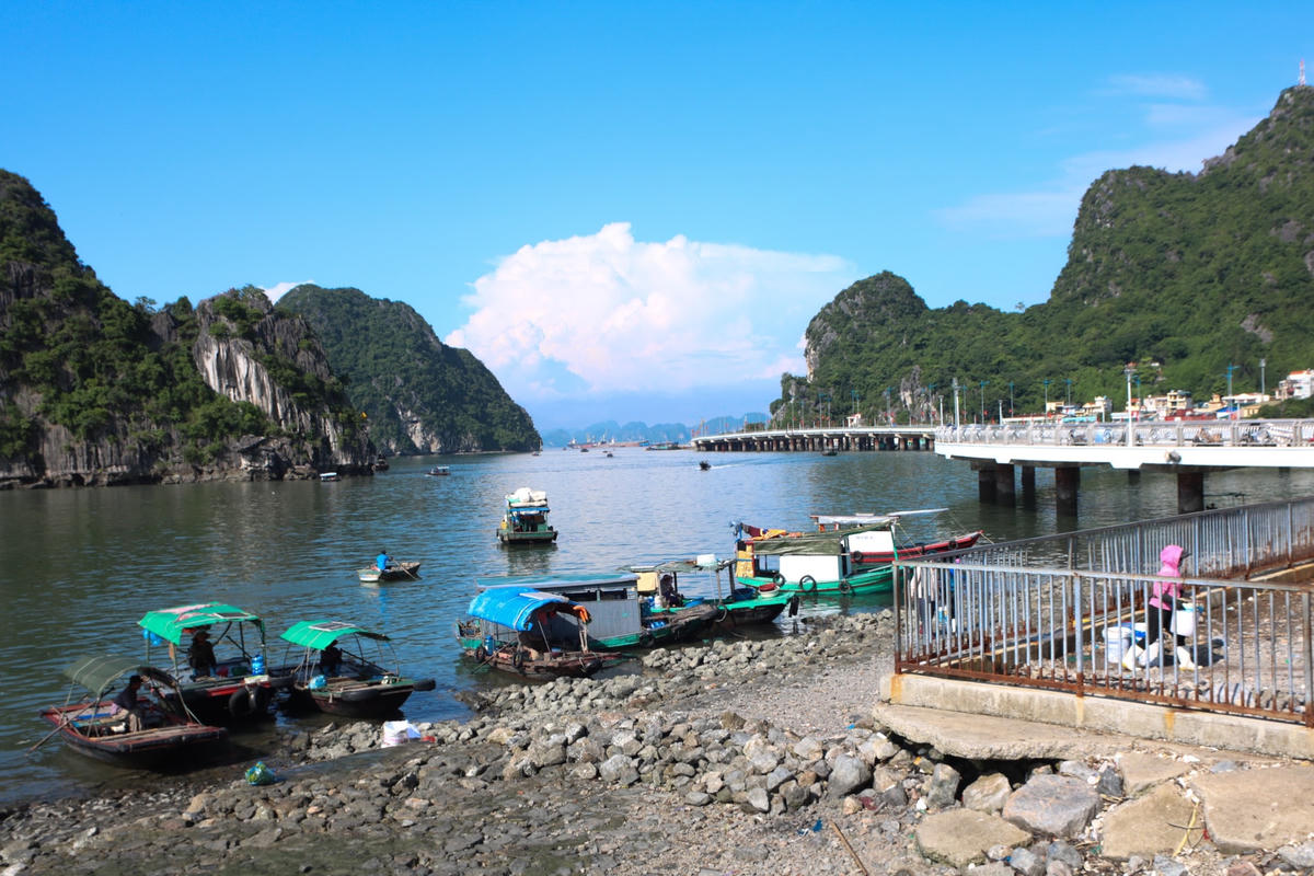 Bến bãi tự phát tại khu vực phường Bạch Đằng (TP Hạ Long) vẫn lén lút hoạt động khi vắng bóng các lực lượng chức năng.