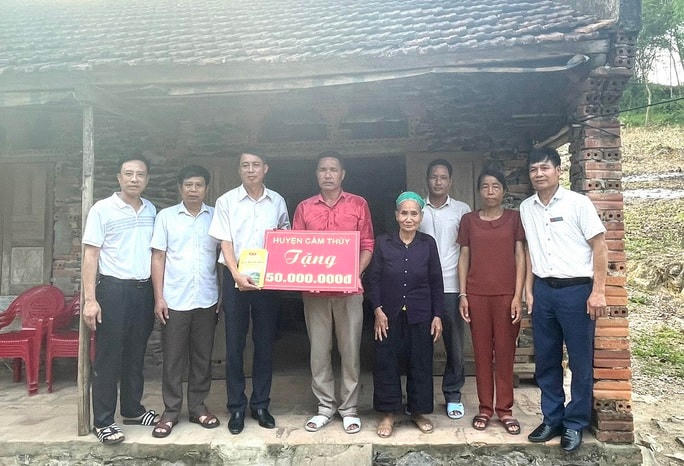 Đại diện lãnh đạo huyện Cẩm Thủy trao tặng 50 triệu đồng cho gia đình VĐV Cao Thị Duyên.