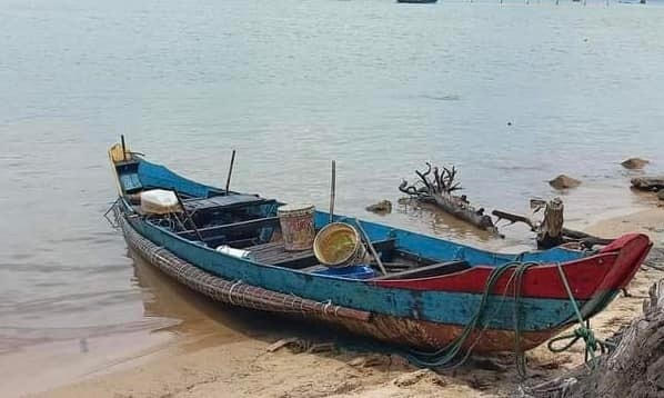 Chiếc ghe của ông P. dùng để đi câu mực. Ảnh: ANTT xã Vinh Hiền.