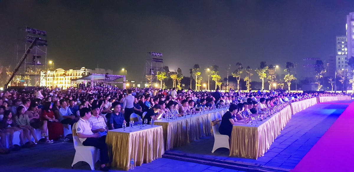 Đông đảo lãnh đạo các ban, bộ, ngành, cơ quan Trung ương, các tỉnh, thành bạn, cùng nhân dân và du khách dã về tham dự.