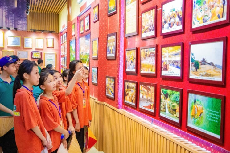 Tham quan bảo tàng.