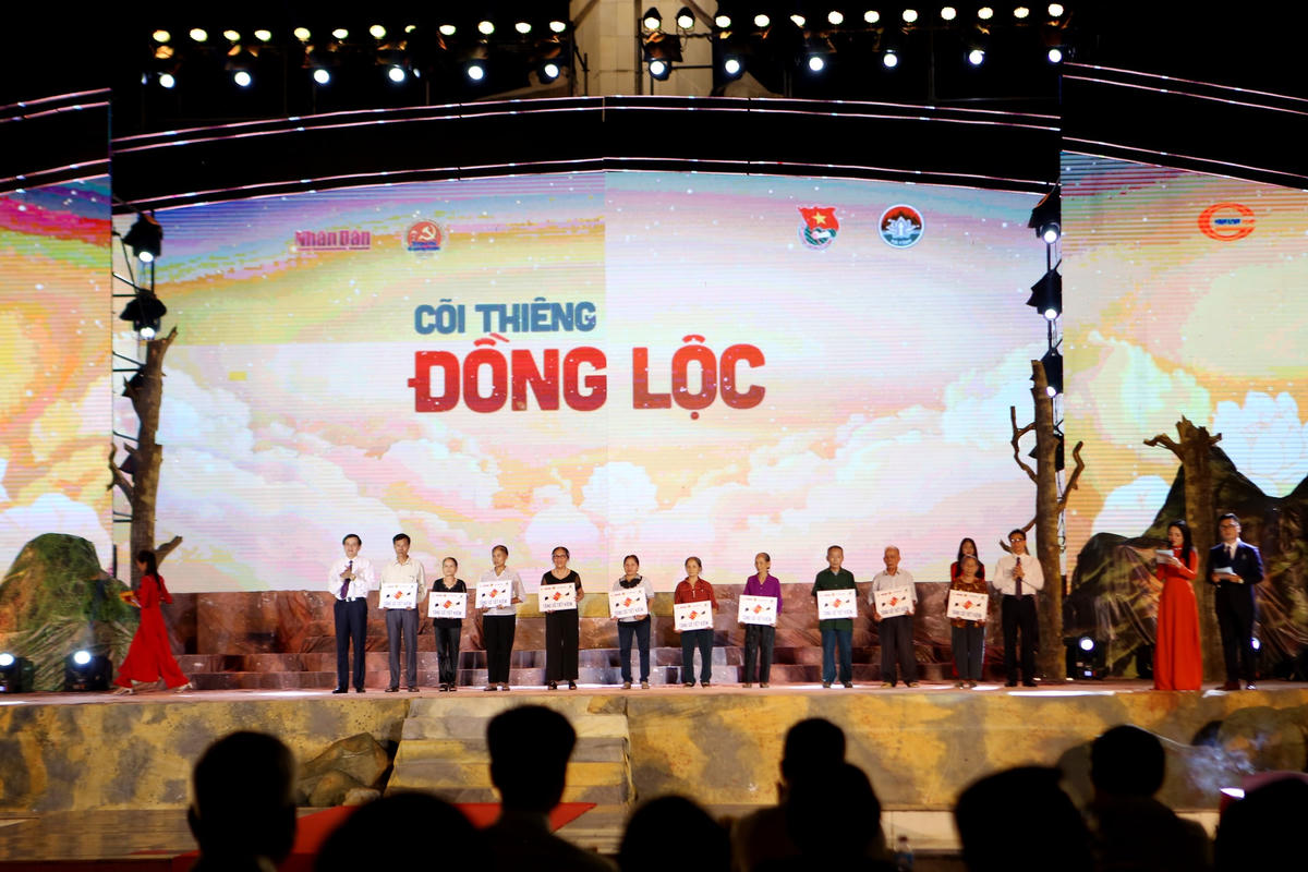 Trao 50 suất quà cho thân nhân anh hùng liệt sĩ.