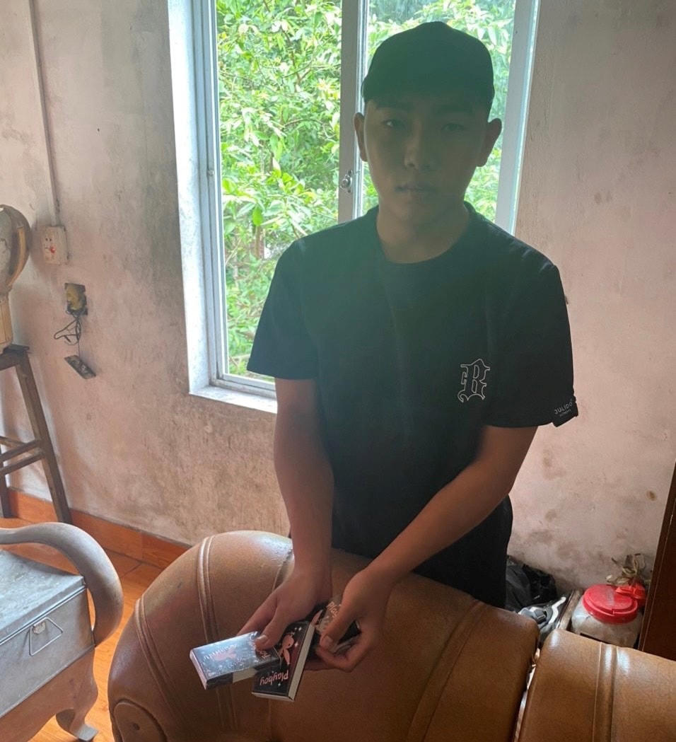 Đối tượng Vũ Nguyễn Minh Đức cùng tang vật.