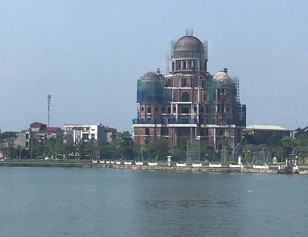 Ngày 29/5/2020, UBND TP.Việt Trì ban hành quyết định xử phạt số tiền là 40 triệu đồng về hành vi xây dựng trái phép.  Cụ thể, Giấy phép xây dựng quy định là vậy, song ghi nhận thực tế, công trình trụ sở làm việc, văn phòng kinh doanh của Công ty TNHH Hải Linh đã xây dựng lên đến tận 7 tầng, 1 tum và vẫn chưa hoàn thiện các hạng mục như yêu cầu của Giấy phép xây dựng.
