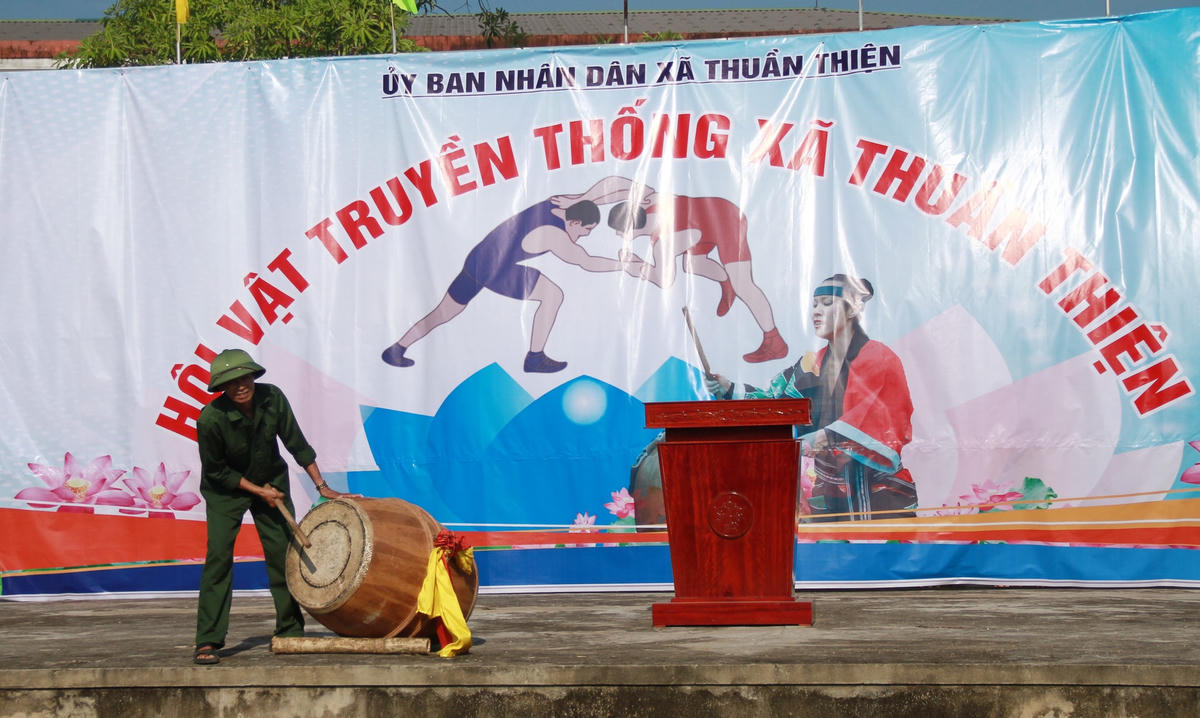 Ông Hồ Phúc Nghị (69 tuổi, trú tại thôn Tây Hồ, xã Thuần Thiện) đánh trống khai mạc lễ hội.