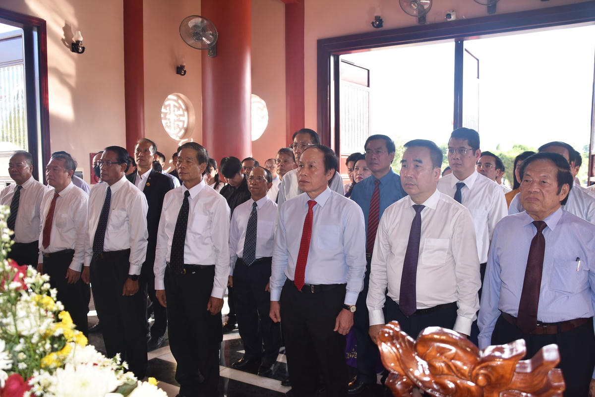 Phó Chủ tịch – Tổng Thư ký Lê Tiến Châu và Chủ tịch Ủy ban Trung ương Mặt trận Lào xây dựng đất nước Sinlavong Khoutphaythoune cùng đoàn đại biểu dâng hương tưởng nhớ Chủ tịch Hồ Chí Minh tại Khu tưởng niệm.