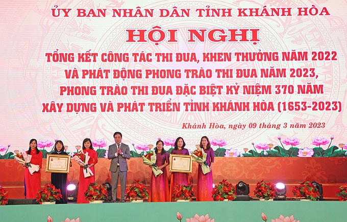 Ông Nguyễn Khắc Toàn, Phó Bí thư Thường trực Tỉnh ủy, Chủ tịch HĐND tỉnh Khánh Hòa, trao Huân chương Lao động hạng Nhất và hạng Nhì cho các tập thể.