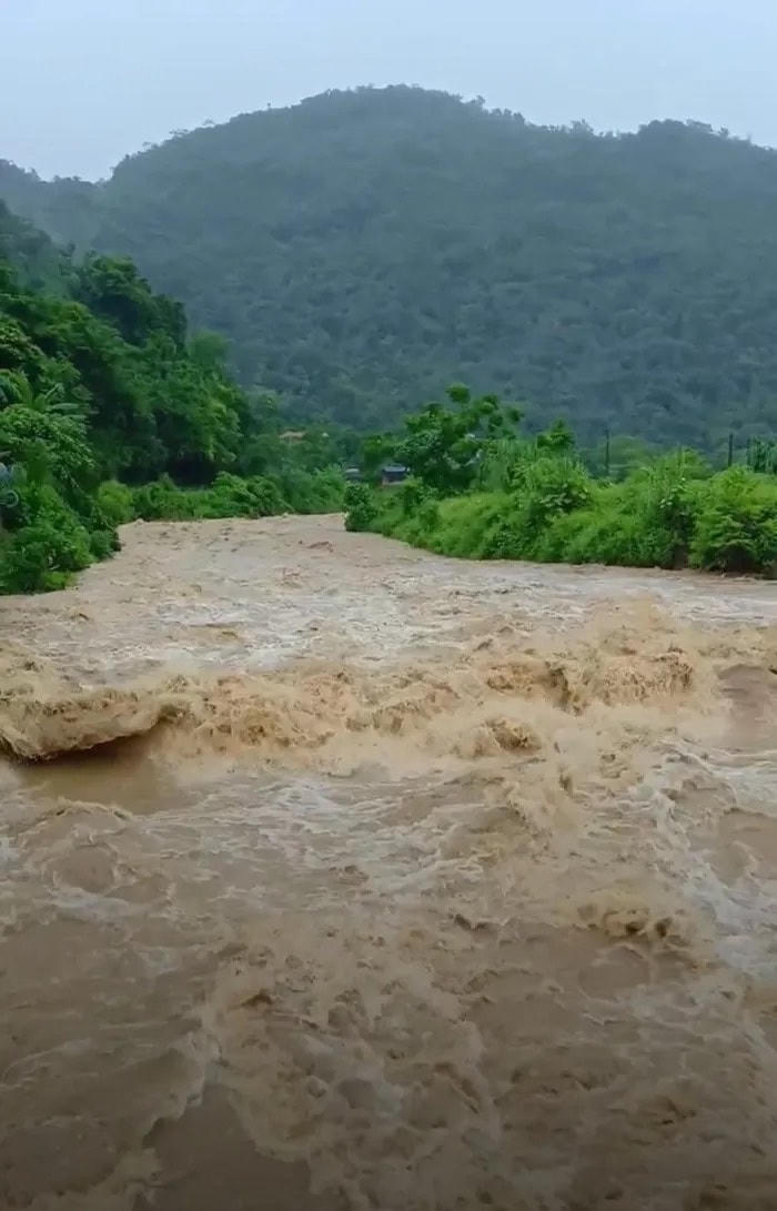 lũ cuồn cuộn trên các con suối ở huyện Lương Sơn (Hòa Bình).